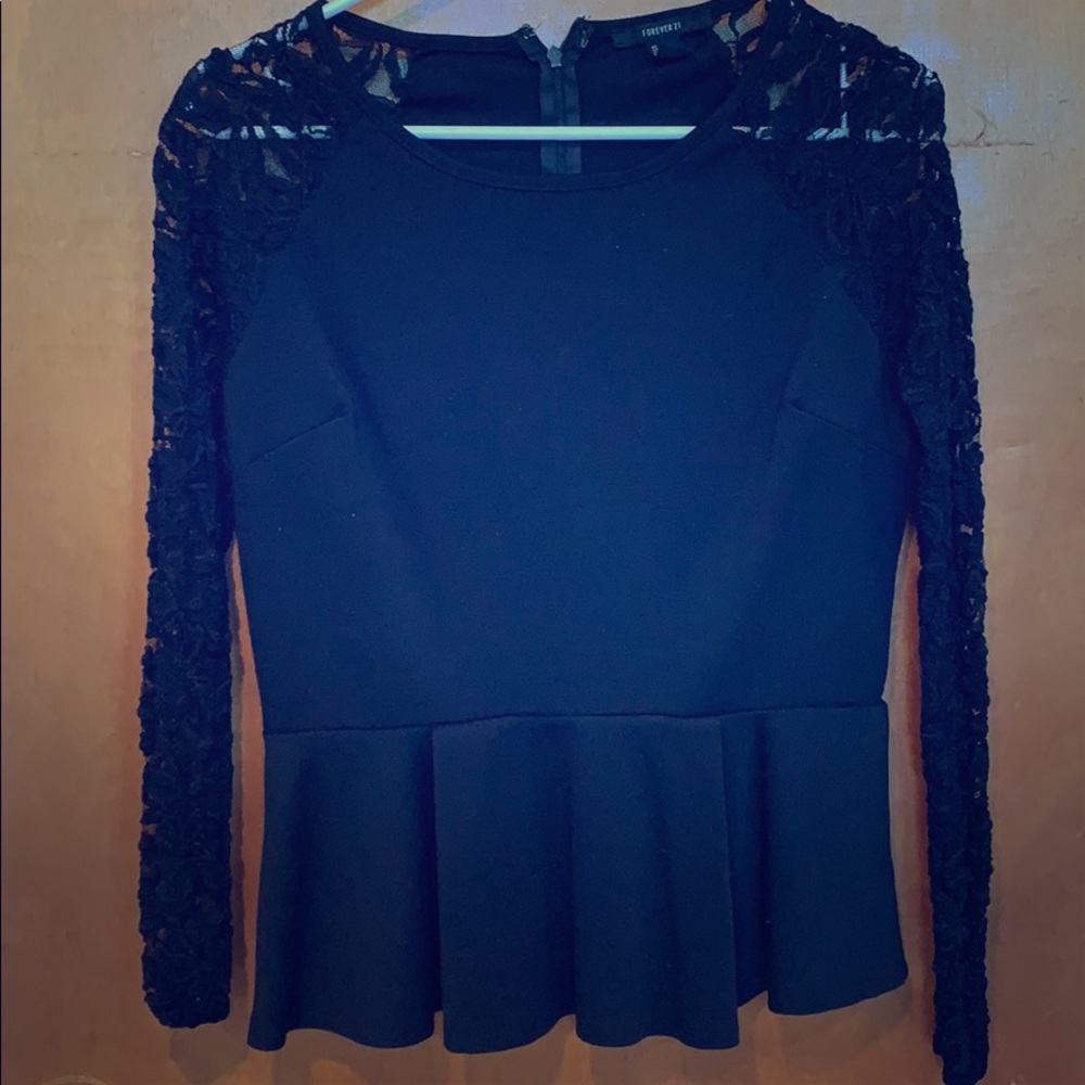 Long sleeved shirt with laced sleeves